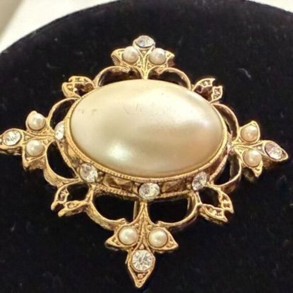 Vintage Faux Pearl Brooch with Rhinestone Accents Ornate Gold Tone Filigree Pin - Picture 7 of 12